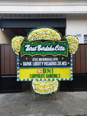 Papan Bunga Duka di Perwira