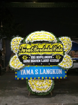 Papan Bunga Duka di Perwira