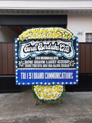 Papan Bunga Duka di Perwira